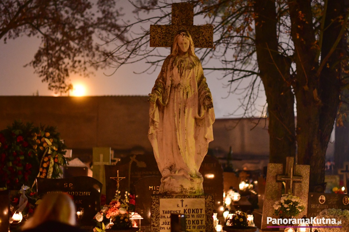 Wszystkich Świętych Cmentarz w Kutnie oświetlony blaskiem tysięcy