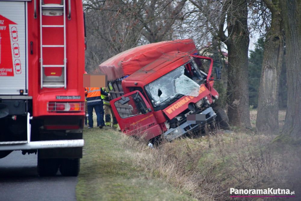 Groźny wypadek pod Kutnem auto rozbiło się na drzewie Droga