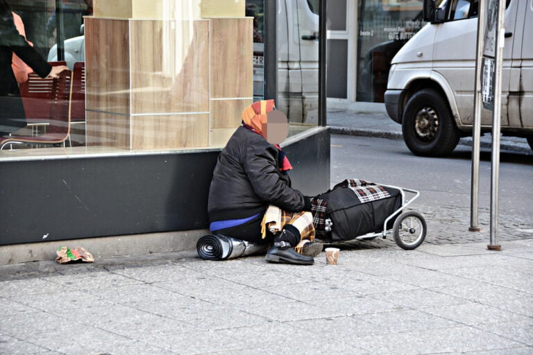 Problem z bezdomnymi w Kutnie. Policja apeluje o pomoc