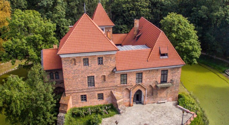 (WIDEO) Jaka przyszłość zamku w Oporowie? Starostwo powołało specjalny zespół