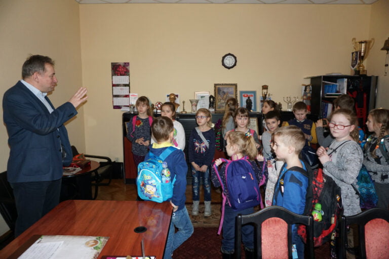 (ZDJĘCIA) Wiceprezydent  Wdowiak spotkał się z dziećmi z „Dziewiątki”