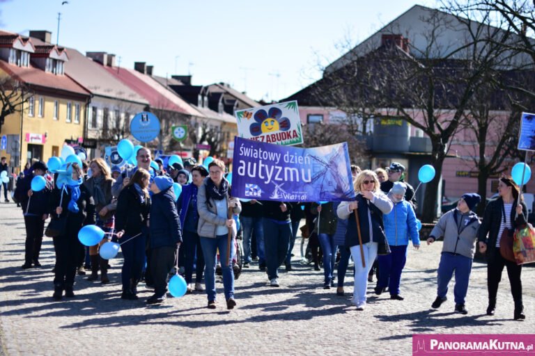 (ZDJĘCIA, WIDEO) Niebieski marsz solidarności przeszedł przez Kutno