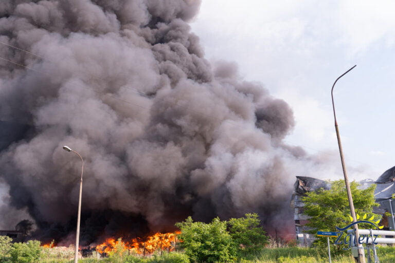 Gigantyczny pożar składowiska odpadów, strażacy z Kutna w akcji
