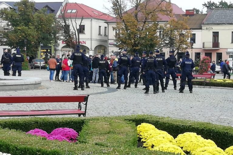 (FOTO/WIDEO) Antycovidowcy wyszli na ulice. Manifestacja odbyła się m.in. w Łowiczu