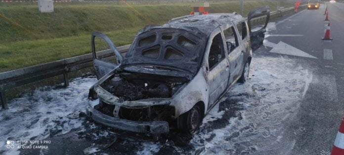 [ZDJECIA] Pod Kutnem doszczętnie spłonął samochód