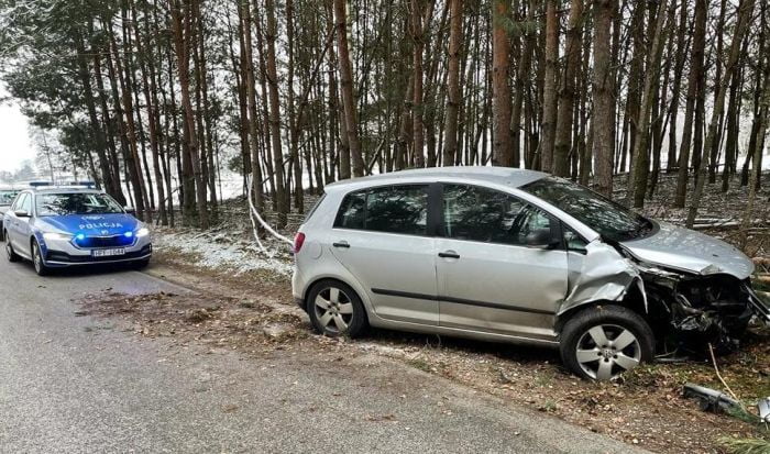 Pijany kierowca rozbił auto na drzewie. Miał prawie 4 promile!