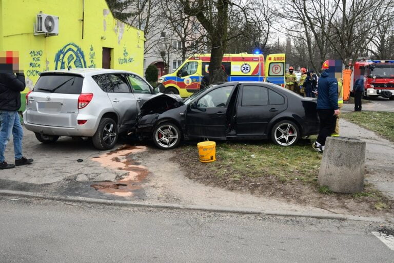 (ZDJĘCIA) Groźny wypadek w Kutnie. Zderzenie trzech aut, są ranni