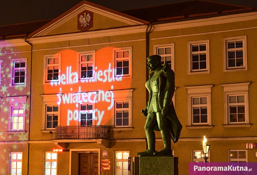 Kutno wspiera Wielką Orkiestrę Świątecznej Pomocy - na budynku UM Kutno pojawiła się iluminacja.