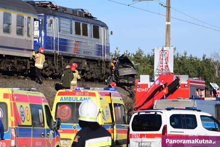[ZDJĘCIA/WIDEO] Koszmarny wypadek pod Kutnem, auto wjechało pod pociąg. Nie żyje kobieta, ranne dzieci