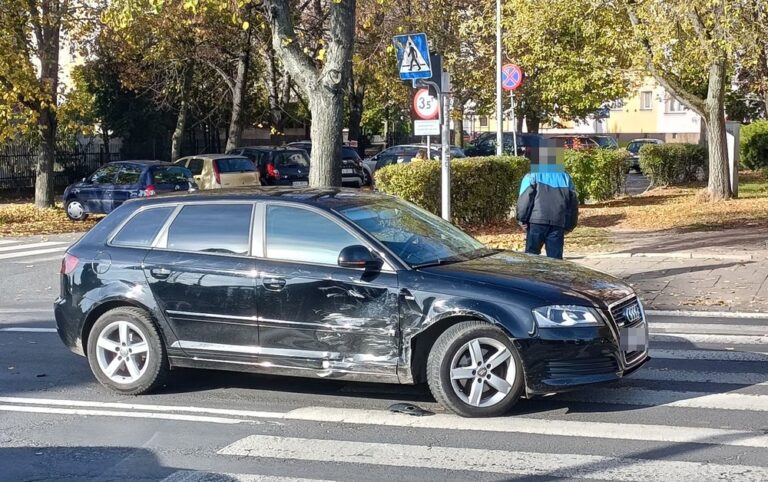 Kraksa w centrum Kutna, zderzyły się dwa samochody [ZDJĘCIA]