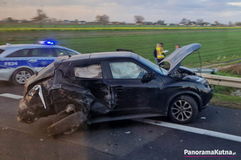 Zderzenie osobówki i ciężarówki, są ranni. Utrudnienia pod Kutnem [ZDJĘCIA]