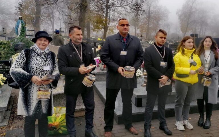W Krośniewicach także zbierali pieniądze na renowację grobów [ZDJĘCIA]