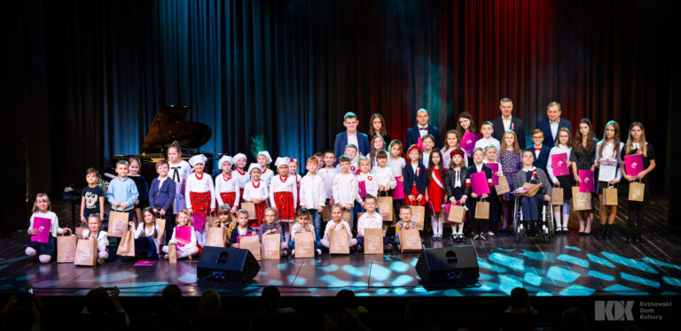 „Dla Ciebie Polsko”. Wyjątkowy koncert kutnowskich dzieci w KDK (ZDJĘCIA)
