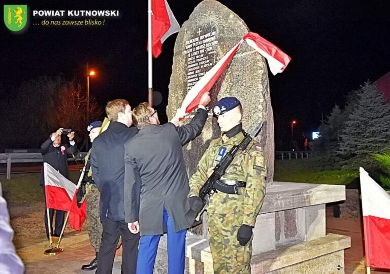 Powiatowe obchody Święta Niepodległości. Odsłonięto pomnik w Pleckiej Dąbrowie (ZDJĘCIA)