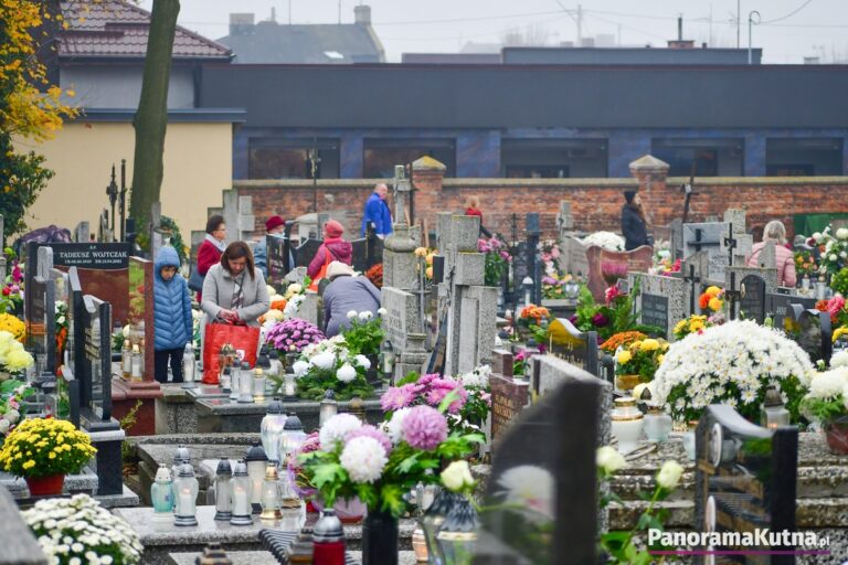 Kutnianie odwiedzają groby bliskich. Zobacz zdjęcia z drona [FOTO]