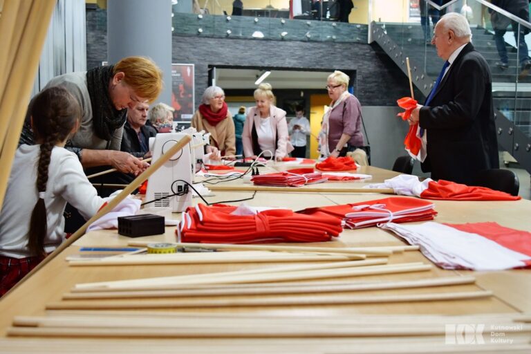 Biało-czerwony KDK. Kutnianie tworzyli flagi i kotyliony (ZDJĘCIA)