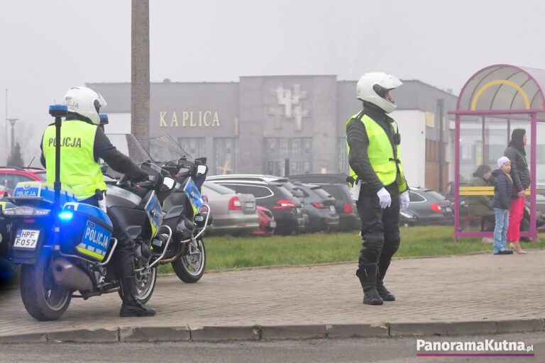 Utrudnienia przy cmentarzach, duże korki na Kuczkowie. Policjanci w akcji [ZDJĘCIA]
