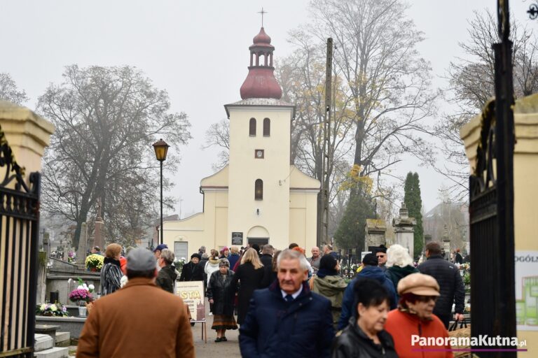 Trwa drugi dzień kwesty na ratowanie grobów. Kwestują mieszkańcy i politycy [ZDJĘCIA]