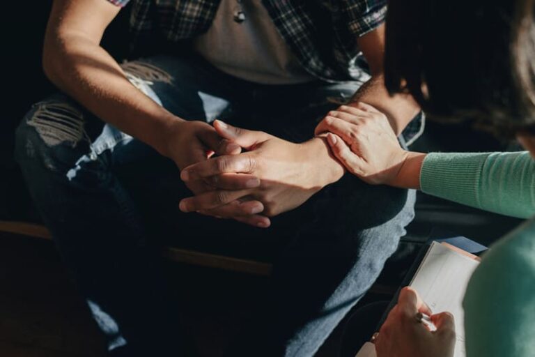 Leczenie uzależnień – prywatnie czy na NFZ? Wady i zalety