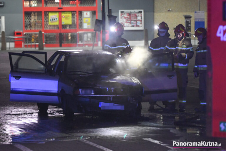 Pożar samochodu w centrum Kutna. Policja i straż w akcji (ZDJĘCIA)