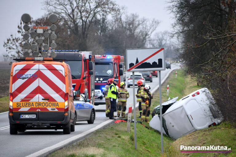 Samochód dachował pod Kutnem, są ranni. Służby w akcji (ZDJĘCIA)