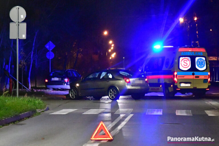 Zderzenie dwóch samochodów w Kutnie, droga zablokowana (ZDJĘCIA)