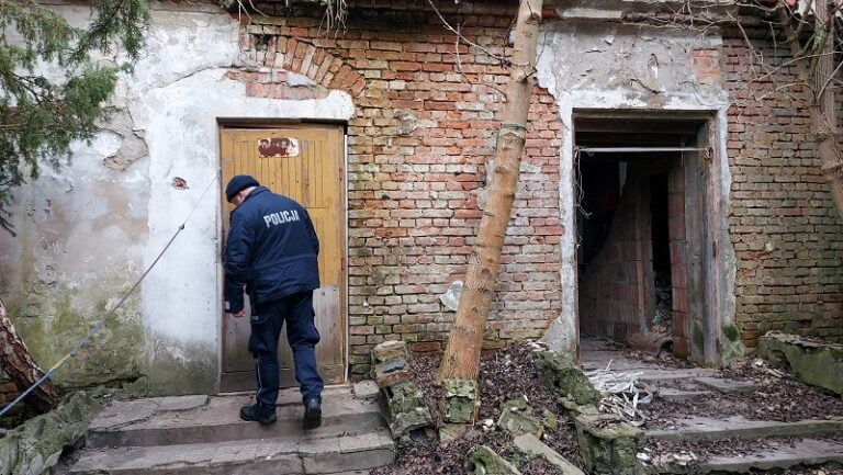 Kutnowscy dzielnicowi pomagają w „Akcji Zima”. Przeszukują te obiekty (FOTO)