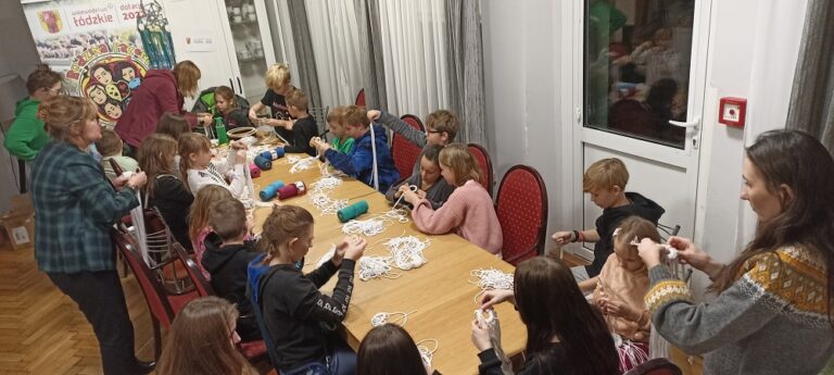 „Poplątanie z wyplataniem” – za nami warsztaty wyplatania makram (ZDJĘCIA)