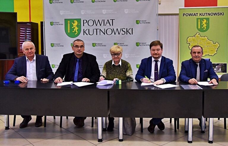Władze powiatu podpisały umowę z Gminną Spółką Wodną „Kutnowianka” (ZDJĘCIA)