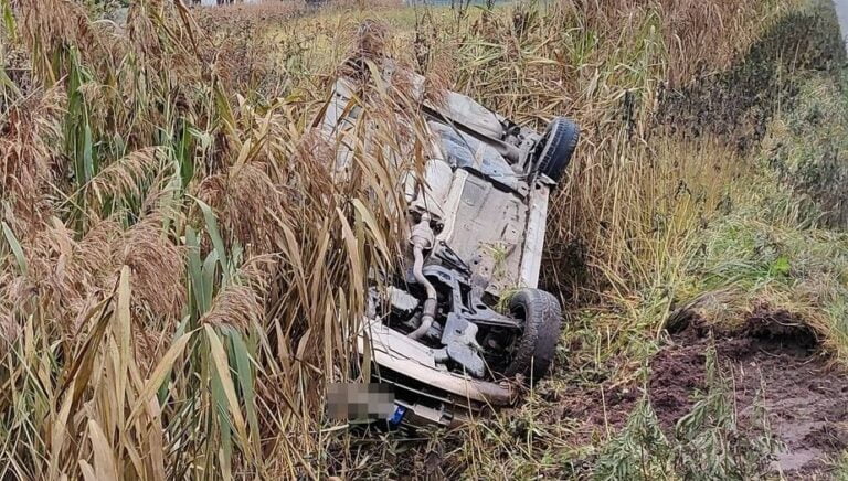 Wypadek w okolicach strefy ekonomicznej, auto wpadło do rowu (ZDJĘCIA)