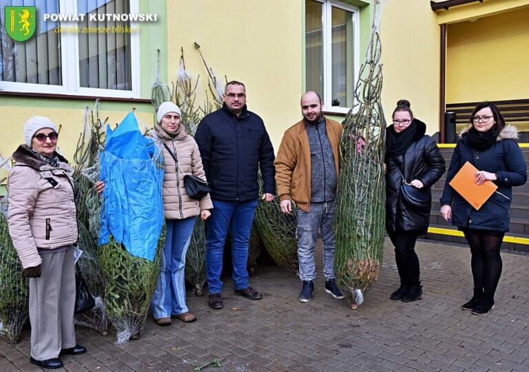 Starostwo i Nadleśnictwo rozdają mieszkańcom choinki (ZDJĘCIA)