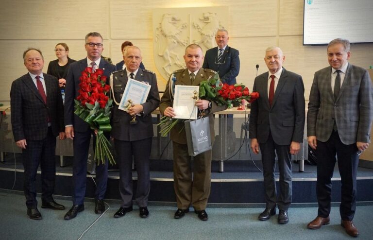 Płk Wiśniewski i ppłk Wypych z nagrodami prezydenta Kutna (ZDJĘCIA)
