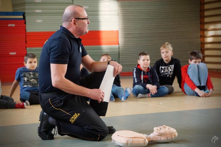 Kutnowscy strażnicy miejscy uczą pierwszej pomocy (ZDJĘCIA)