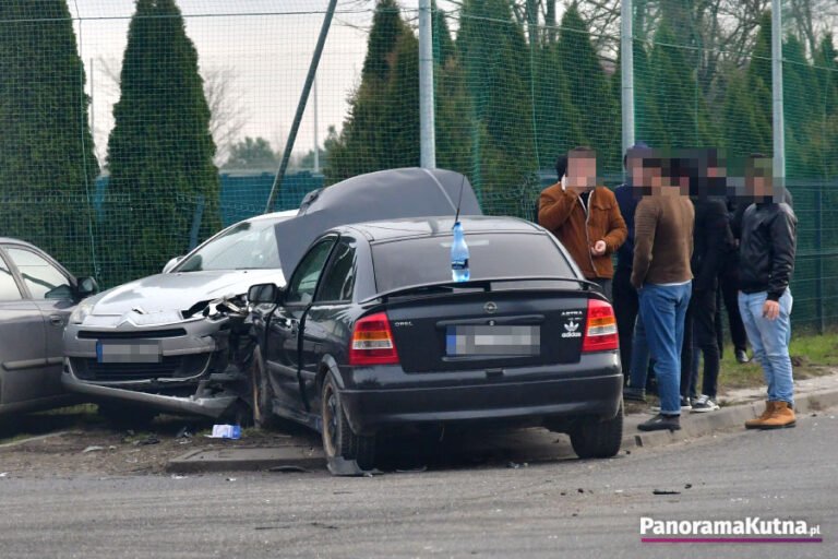 Wypadek w Kutnie, zderzenie trzech samochodów. Są ranni (ZDJĘCIA)