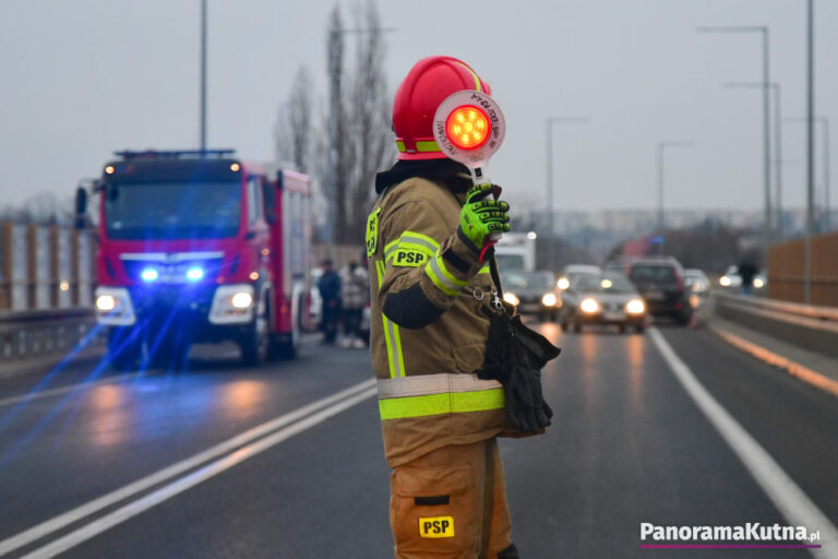 Zderzenie kilku aut na wiadukcie w Kutnie, są spore utrudnienia w ruchu (ZDJĘCIA)