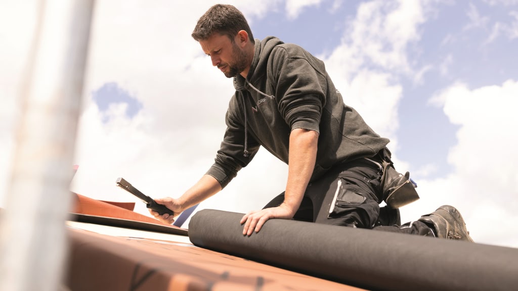 Układanie membrany dachowej