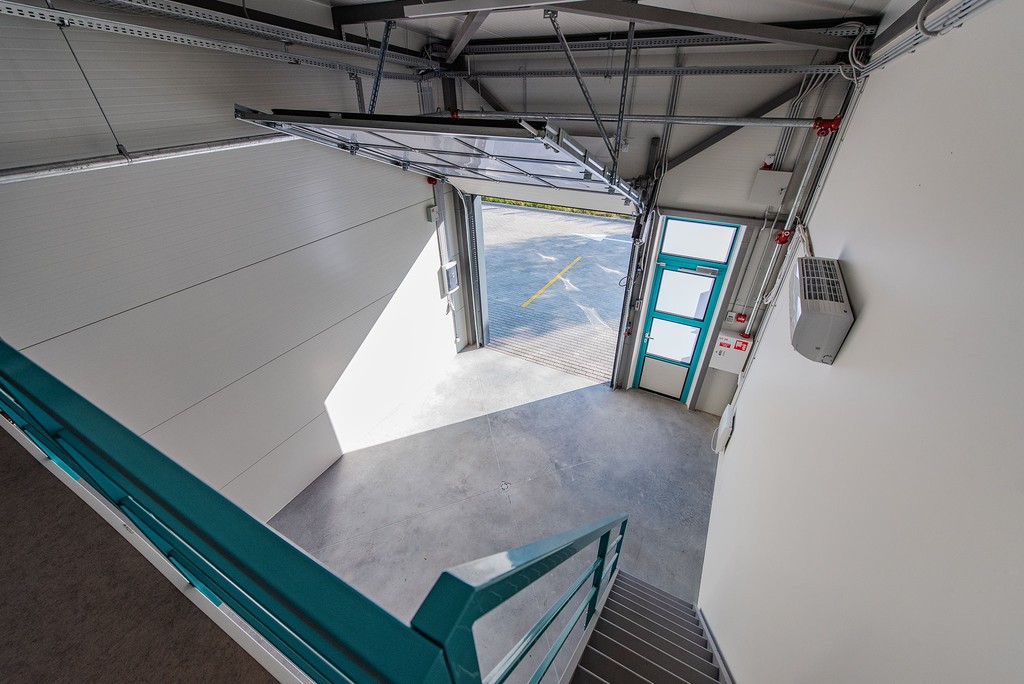 Porównanie wynajem hale vs magazyny self storage – hale i magazyny z rampy i duża brama a elastyczne umowy najmu w storage dla e-commerce.