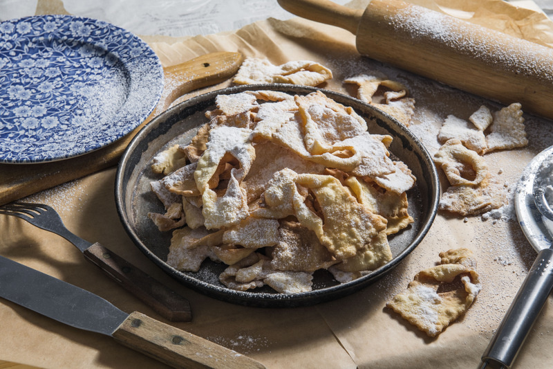 Faworki i słodycze na karnawał – tradycyjne wypieki przygotowywane najczęściej w ostatni czwartek karnawału i tłusty czwartek jako element zwyczajów i zabaw karnawałowych.