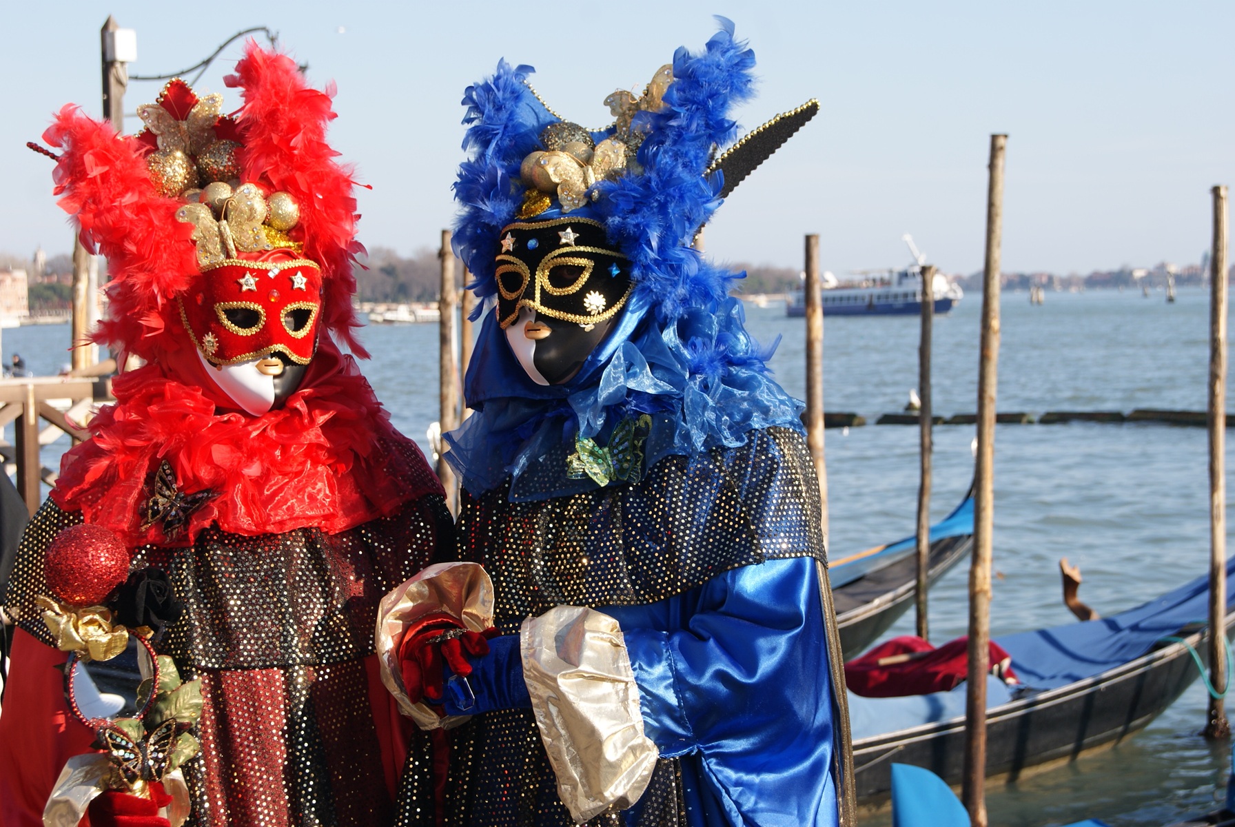 Ostatki i ostatni tydzień karnawału – bale karnawałowe, spotkań towarzyskich i tańce z przyjaciółmi przed wybiciem północy i nadejściem postu, osoby ubrane w maski weneckie.