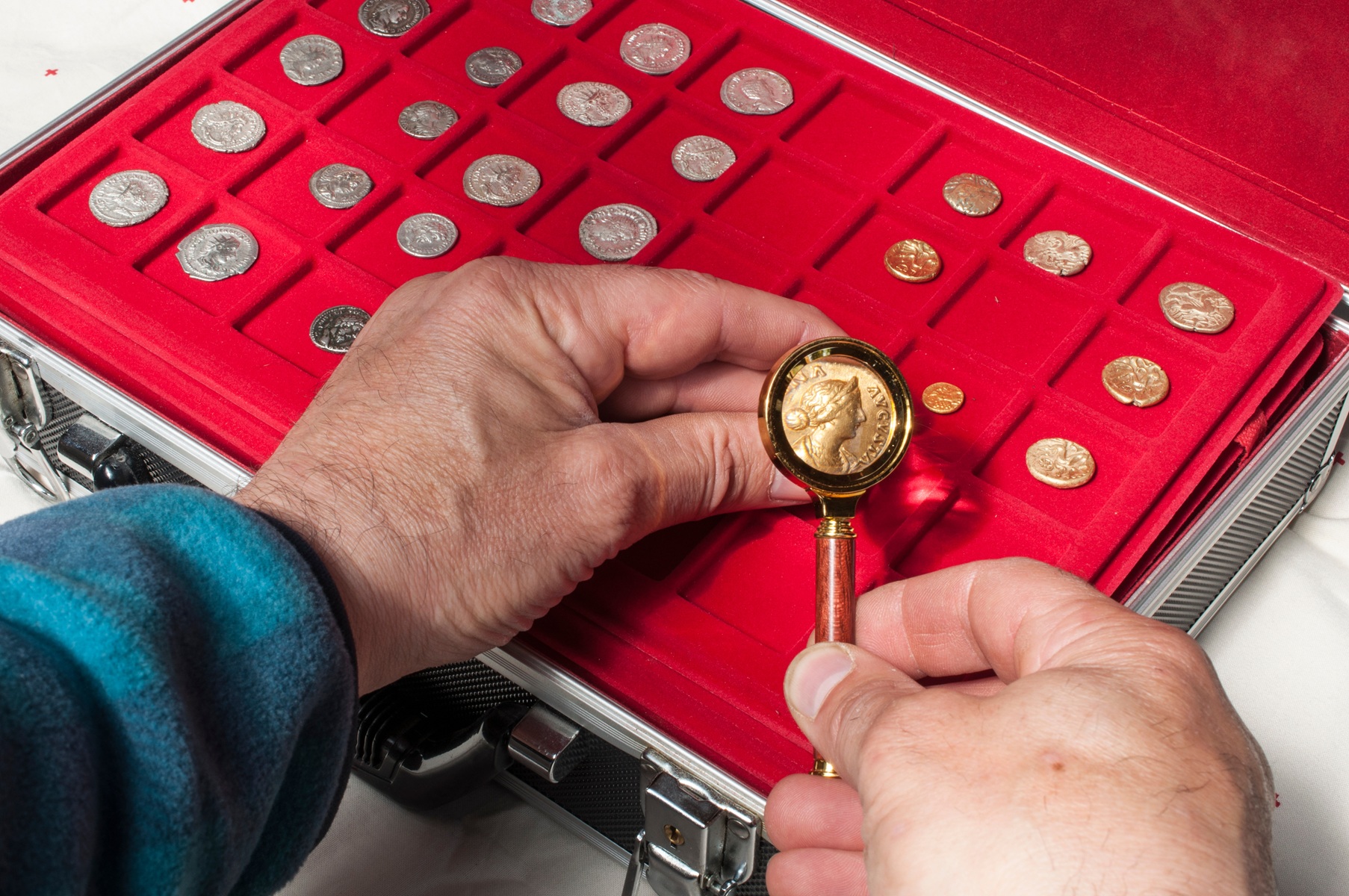 Porównanie różnych monet w zależności od dostępności na rynku – rzadkie okazy kolekcjonerskie obok popularnych monet z początku XX wieku.