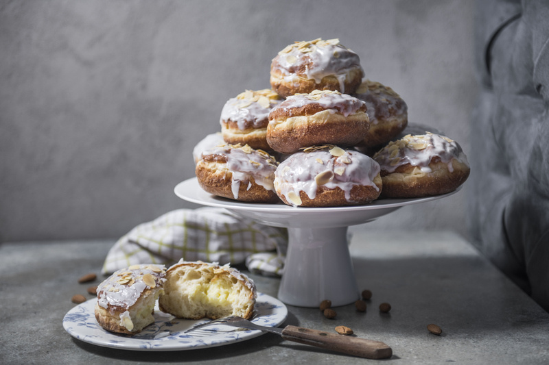 Tłusty wtorek, czyli ostatni wtorek karnawału – pączki, słodycze i wspólne zabawy dzieci i dorosłych wieczorem przed symbolicznym końcem.