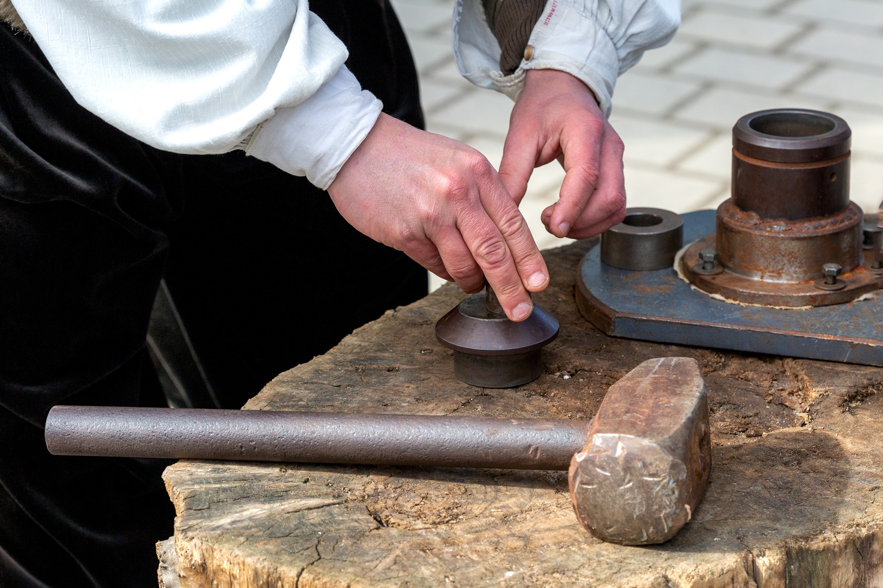 Zabytkowa mennica i proces bicia numizmatów – grafika przedstawiająca, jak powstawały dawne produkty płatnicze i ich unikalne detale.