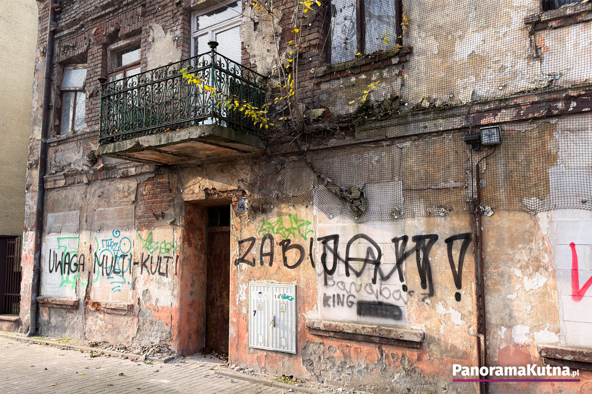 Kutno: Zniszczony budynek do rozbiórki. Prace wkrótce się rozpoczną [ZDJĘCIA]