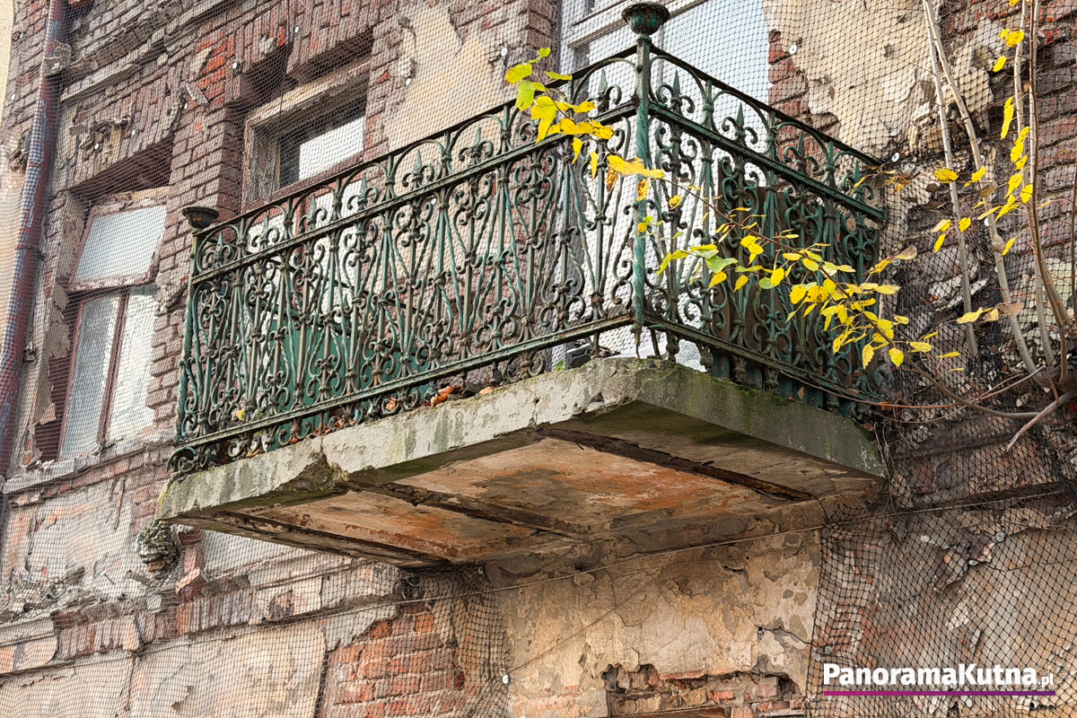 Zniszczony budynek w Kutnie do rozbiórki. Prace wkrótce się rozpoczną [ZDJĘCIA]