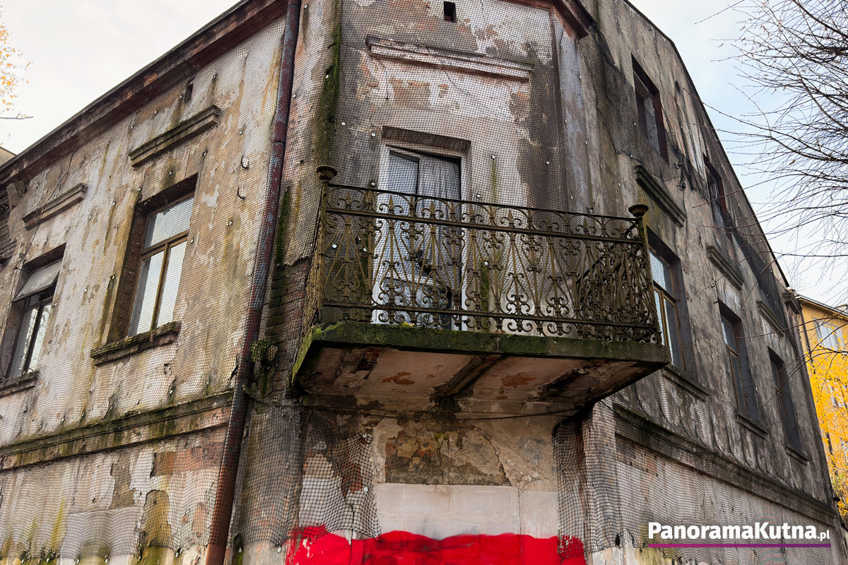 Zniszczony budynek w Kutnie do rozbiórki. Prace wkrótce się rozpoczną [ZDJĘCIA]