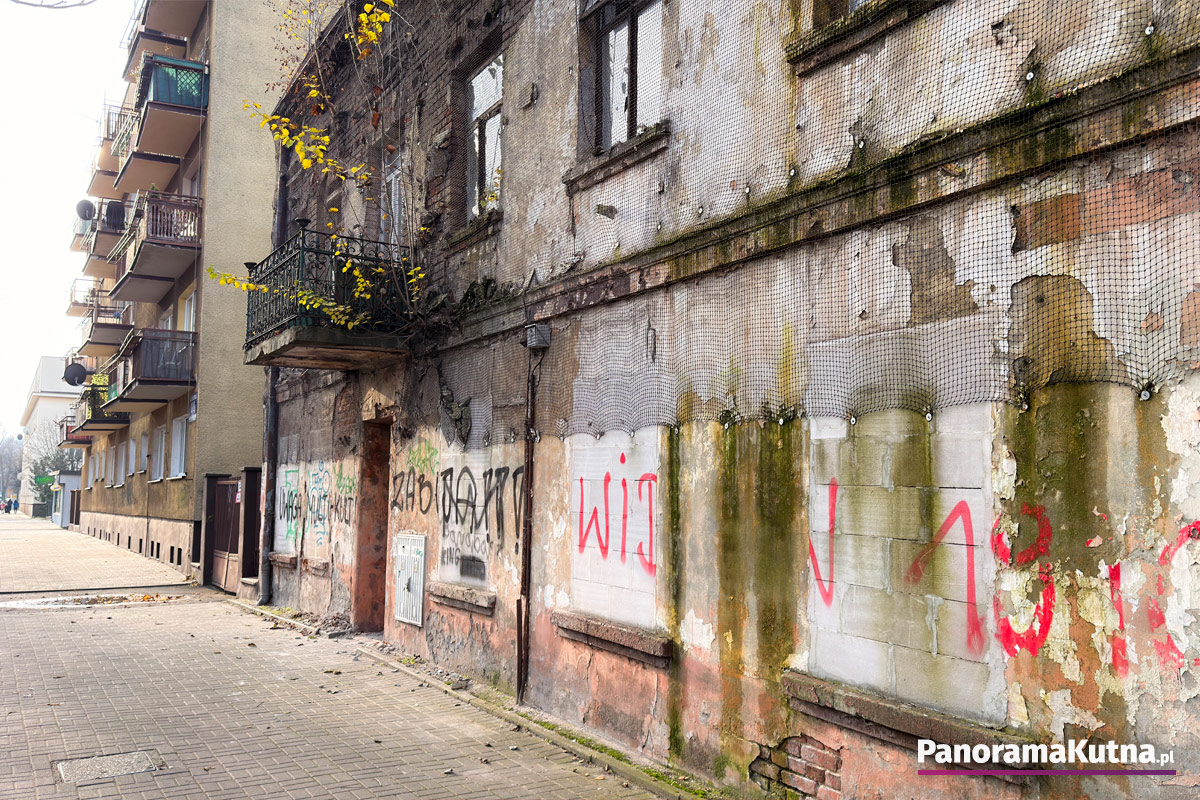 Zniszczony budynek w Kutnie do rozbiórki. Prace wkrótce się rozpoczną [ZDJĘCIA]