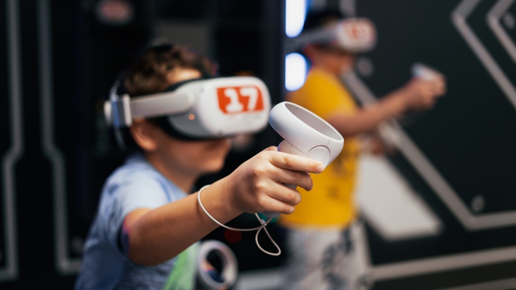 Nowoczesna przestrzeń VR w specjalnym ośrodku szkolno-wychowawczym, wyposażona w pomoce dydaktyczne nowej generacji dzięki funduszom z budżetu państwa.