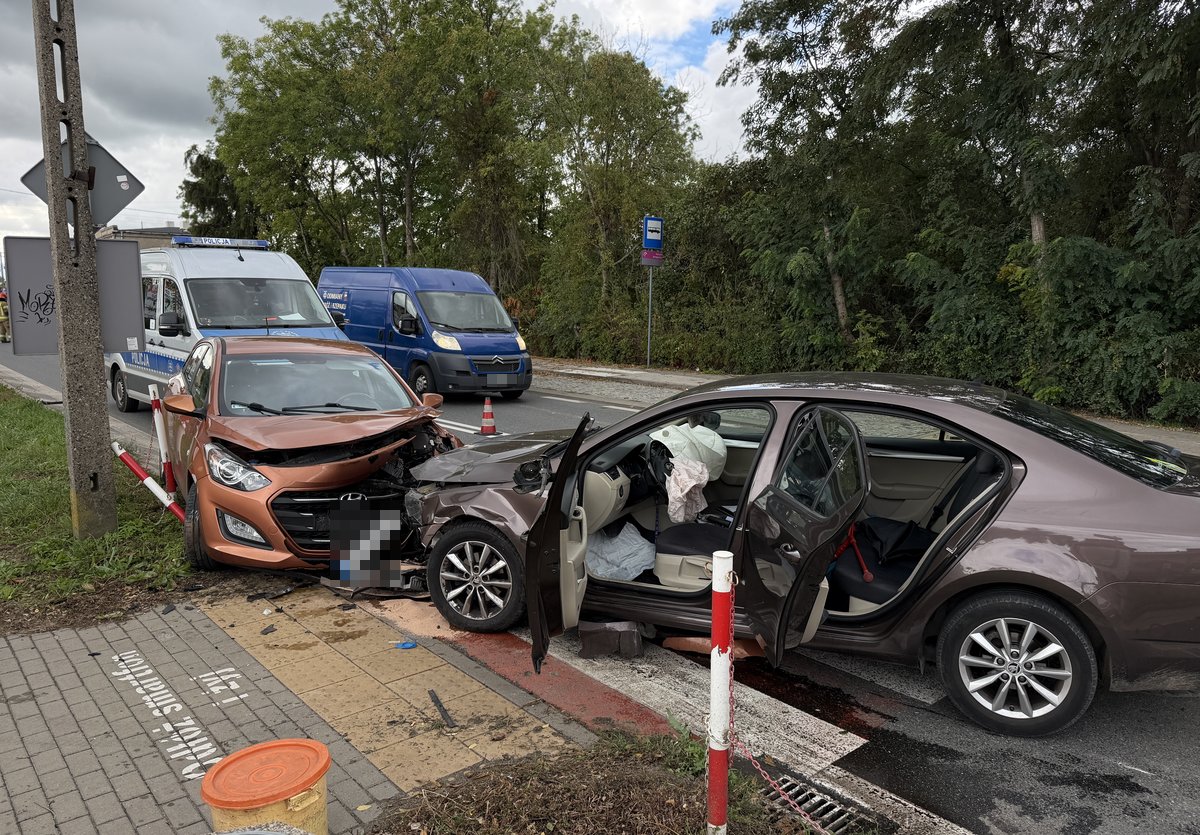 IMG_1596 Groźny wypadek w Kutnie. Zderzenie samochodów, jedna osoba w szpitalu